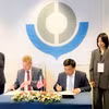Director of the Vietnamese Department of Customs Nguyen Van Tho and US Customs Commissioner Rodney Scott sign the Memorandum of Cooperation. (Photo: VGP) 