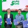 Vietnamese Ambassador to Cuba Le Quang Long (second from left) witnesses the handover ceremony for the first batch of rice produced by TBAgri to the Cuban side. (Photo: Embassy of Vietnam in Cuba) 