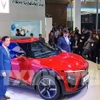Pham Sanh Chau (left), CEO of VinFast Asia, and Ashwin Ashok Patil, Deputy CEO of Sales and Marketing of VinFast India, at the launch of the VF7 model. (Photo: VNA)