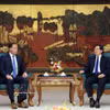 Deputy Prime Minister Ho Quoc Dung (R) receives Jeff Place, Chief Supply Chain Officer of Coherent Corp. (Photo: VNA)