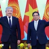 Prime Minister Pham Minh Chinh (R) and his Kyrgyz counterpart Adylbek Kasymaliev at their talks in Hanoi on March 6 (Photo: VNA)