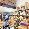 Thousands of perfumes and cosmetic products of unknown origin are seized by Hanoi's authorities (Photo: VNA)