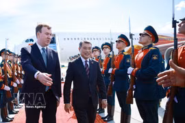 Prime Minister Le Minh Hung is welcomed at Gabdulla Tukay Kazan International Airport in Kazan, the capital of the Republic of Tatarstan, Russia on June 16 afternoon (local time). Photo: VNA