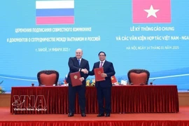 Prime Minister Pham Minh Chinh and his Russian counterpart Mikhail Vladimirovich Mishustin sign a Joint Communiqué on the outcomes of the official visit to Vietnam by the Russian Prime Minister (Hanoi, January 14, 2025). Photo: VNA