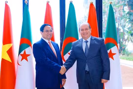 Prime Minister Pham Minh Chinh (left) and his Algerian counterpart Sifi Ghrieb. Photo: VNA 