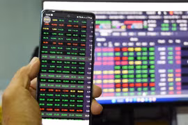 The VN-Index on the Ho Chi Minh Stock Exchange (HoSE) hit 1,784.49 at the close of 2025, gaining nearly 518 points from the beginning of the year or approximately 41%. Photo courtesy of CafeF.