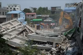 Search and rescue teams look for missing persons after the earthquake in Mandalay, Myanmar. Photo: Xinhua/VNA