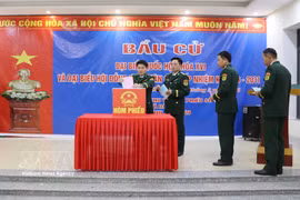 Voters at Dao San Border Guard Station cast their ballots in the election of deputies to the 16th National Assembly and People’s Councils at all levels for the 2026–2031 term. Photo: VNA