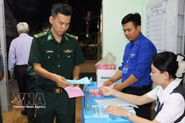 A border guard comes to cast his ballot in Tan Phu Dong islet commune, Dong Thap province, on March 15 morning. (Photo: VNA)
