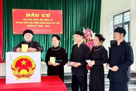 Tay ethnic voters in Na O hamlet of An Lac commune, Bac Ninh province, cast their ballots on March 15. (Photo: VNA)