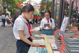 Students study books on the Book Street in Hanoi. (Photo: VNA)