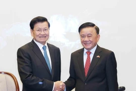 Politburo member and standing member of the Party Central Committee’s Secretariat Tran Cam Tu (R) bids farewell to Lao Party General Secretary and President Thongloun Sisoulith. Photo: VNA