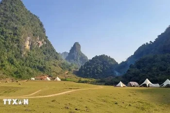 Visitors are interested in bathing themselves in the glory of Non Nuoc Cao Bang UNESCO Global Geopark. (Photo: VNA)