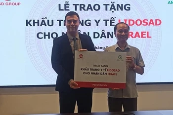 Vietnam presents 100,000 face masks to Israel