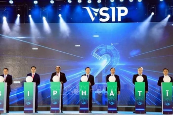 Deputy Prime Minister Tran Hong Ha (C) and other delegates press the button to start work on Vietnam-Singapore Industrial Park in Ha Tinh (Photo: VNA)