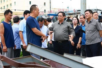 PM Pham Minh Chinh inspects recovery efforts in Quang Ninh after the typhoon devastates the province. (Photo: VNA)