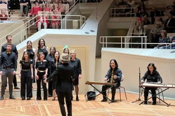 Artists play Vietnamese traditional musical instruments at Berliner Philharmonie, one of the world's most renowned concert halls, in Berlin on September 23 (local time) on the occasion of the 70th anniversary of the Schostakowitsch Music School Berlin-Lichtenberg. (Photo: VNA)