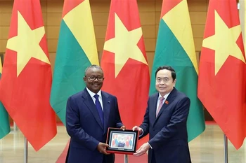 National Assembly Chairman Tran Thanh Man (R) and Guinea-Bissau President Umaro Sissoco Embaló. (Photo: VNA) 
