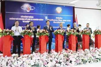 At the symbolic ribbon-cutting ceremony to inaugurate disaster data and communication lab in Vientiane on August 6. (Photo: VNA)