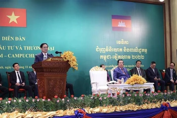 Vietnamese, Cambodian PMs attend trade and investment promotion forum 