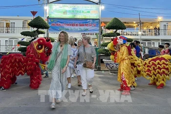 First foreign tourists arrive in Can Tho on five-star cruise ship