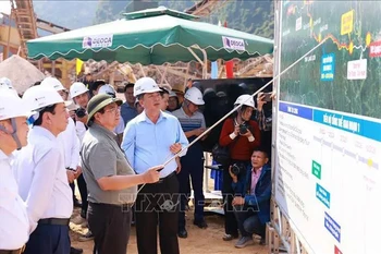 PM Pham Minh Chinh (third from left) checks the construction of a section of Dong Dang - Tra Linh expressway in Thach An district, Cao Bang province, on November 14. (Photo: VNA)