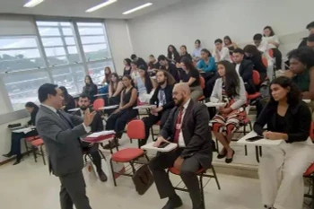 Vietnamese Ambassador to Brazil Bui Van Nghi attends a presentation of essays on Vietnam by students at the Higher Education Institute of Brasilia (IESB) of Brazil on December 12, 2024. (Photo: VNA)