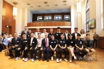 Ambassador Vu Quang Minh (with red tie) takes a photo with Vietnamese driver interns in Germany (Photo: VNA)