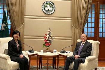 Vietnamese Consul General in China’s Hong Kong and Macau Le Duc Hanh (L) and Chief Executive of the Macau Special Administrative Region Ho Iat Seng (Photo: VNA)