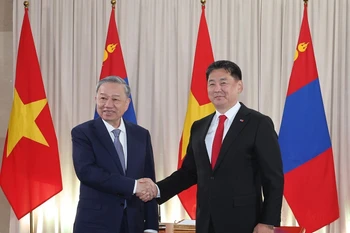 Party General Secretary and State President To Lam (left) meets with Mongolian President Ukhnaagiin Khurelsukh in Ulaanbaatar on September 30. (Photo: VNA)