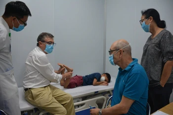 Nearly 400 Dak Lak children with motor impairment receive free screening