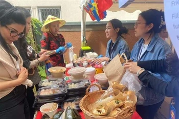 Vietnamese food attract many visitors at the fair. (Photo: VNA)