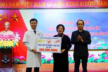 Two hemodialysis machines donated to Vietnam-Cuba friendship hospital