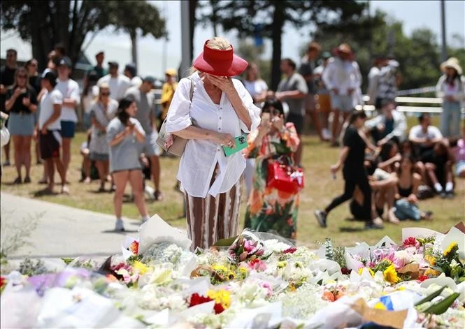 Flowers are laid in memory of victims of the shooting on Bondi Beach in Sydney, Australia, on December 15, 2025. (Photo: Xinhua/VNA) 