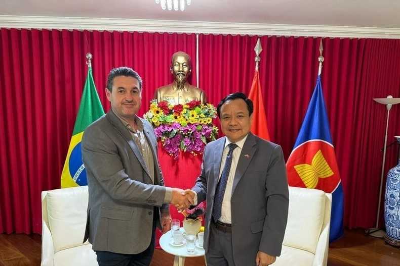Vietnamese Ambassador to Brazil Bui Van Nghi (right) meets with President of the Brazilian Association of Soybean Producers (Aprosoja) Mauricio Buffon in Brasilia. (Photo: VNA)