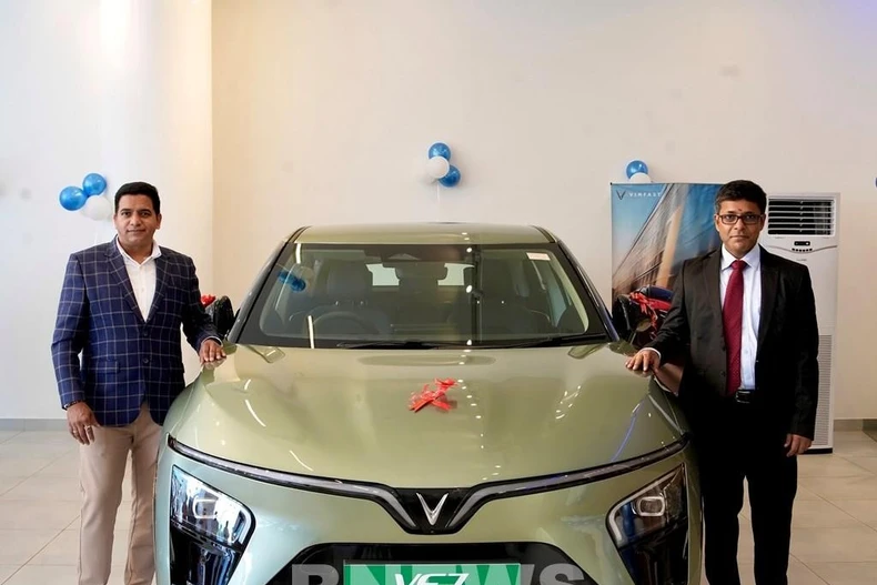 Tapan Ghosh (right), CEO of VinFast India and Santosh Dhone, director of VinFast Hadapsar & Baner in Pune, at the dealership’s grand opening ceremony. (Photo: VNA)