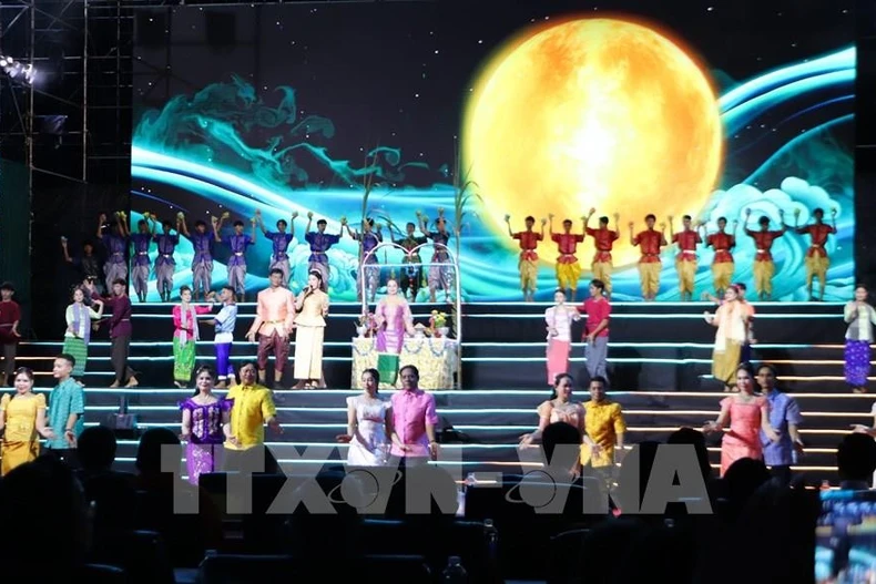 A musical performance at the Ok Om Bok Festival celebration in Vinh Long province on November 5 (Photo: VNA)