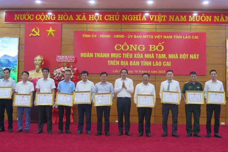 The collectives with oustanding achievements in the substandard housing eradication programme are granted certificates of merit by the Lao Cai provincial People's Committee at the ceremony on June 19. (Photo: VNA)