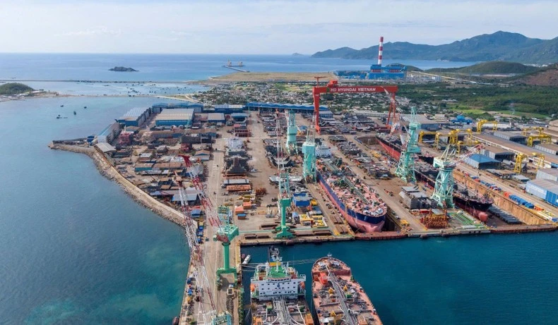 HD Hyundai Vietnam’s shipyard is promoting the development of a logistics and support-service value chain around the Van Phong area. (Photo: nhandan.vn)