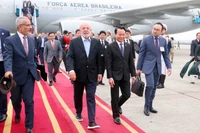 Brazilian President Luiz Inacio Lula da Silva arrives in Hanoi on March 27 afternoon, beginning his three-day state visit to Vietnam at the invitation of State President Luong Cuong. (Photo: VNA)