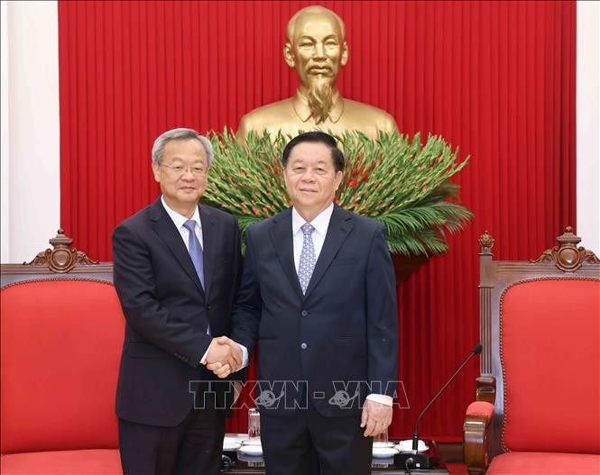 Politburo member, Secretary of the Party Central Committee and Chairman of its Commission for Information, Education and Mass Mobilisation Nguyen Trong Nghia (R) shakes hands with Editor-in-Chief of the People's Daily of China Chen Jianwen. (Photo: VNA)