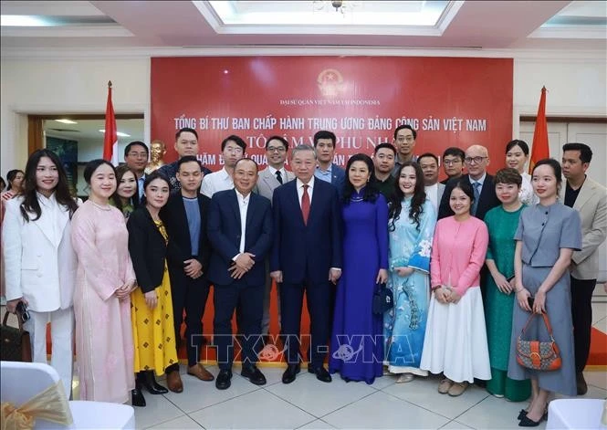 Party General Secretary To Lam and his spouse Ngo Phuong Ly visit the Vietnamese Embassy and meet with the staff of representative agencies and the Vietnamese community in Indonesia on March 9. (Photo: VNA)