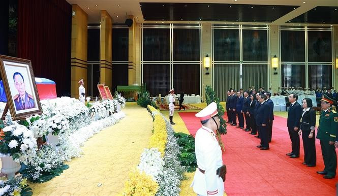 The Vietnamese delegation, led by PM Pham Minh Chinh, attends the memorial service for former President of the Lao People’s Revolutionary Party and former President of Laos Khamtay Siphandone in Vientiane on April 7. (Photo: VNA)