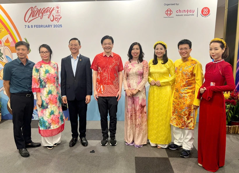 Deputy Minister of Foreign Affairs Le Thi Thu Hang, Chairwoman of the State Committee for Overseas Vietnamese Affairs (fourth from right) meets with Singaporean Prime Minister Lawrence Wong (fourth from left) as part of the Chingay Parade. (Photo: Vietnamese Ministry of Foreign Affairs)