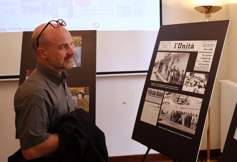 A visitor to the photo exhibition "Solidarity and support of the Italian people for Vietnam" (Photo: VNA)
