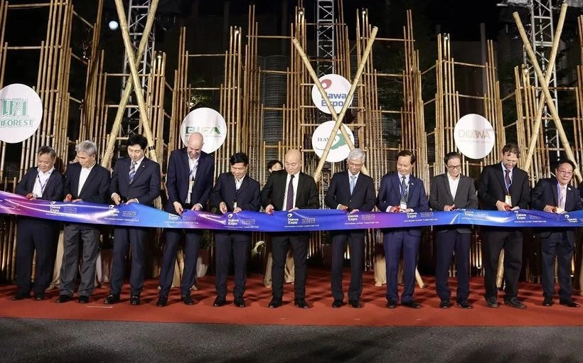 Delegates cut a ribbon to kick off HawaExpo 2025 (Photo: VNA)