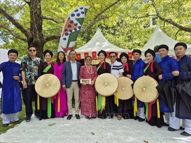 Vietnamese Ambassador to Australia Pham Hung Tam (fifth from left) and members of the Quan ho troupe pose for a group photo at the festival. (Photo: VNA)