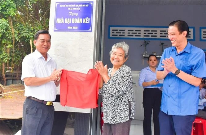 Neang Bich (C)'s household in Chi Lang ward, Tinh Bien town, An Giang province, receives a great solidarity house. (Photo: VNA)