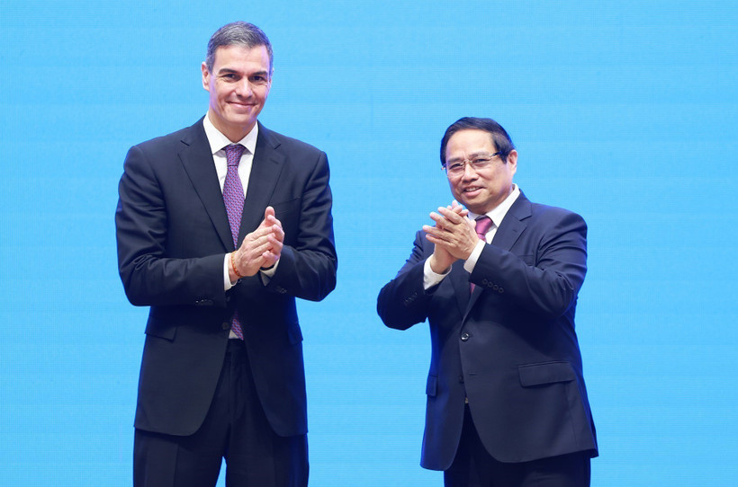 PM Pham Minh Chinh (R) and his Spanish counterpart Pedro Sánchez (Photo: VNA)