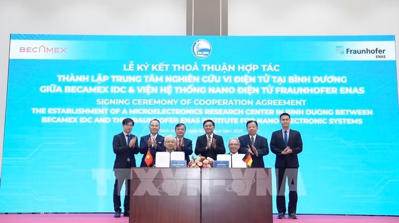Representatives of Becamex IDC Corp and Fraunhofer ENAS at the signing ceremony (Photo: VNA)